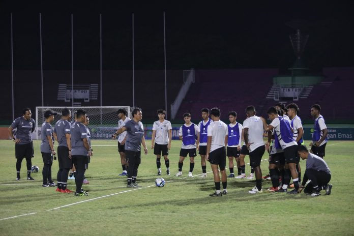 Timnas U-17 Indonesia melakukan latihan perdana di Stadion Gelora Delta Sidoarjo pada Minggu 5 November 2023. Latihan tersebut dilakukan pada malam hari untuk menyesuaikan dengan waktu laga timnas U-17 yang akan berlangsung pada malam hari. (PSSI)
