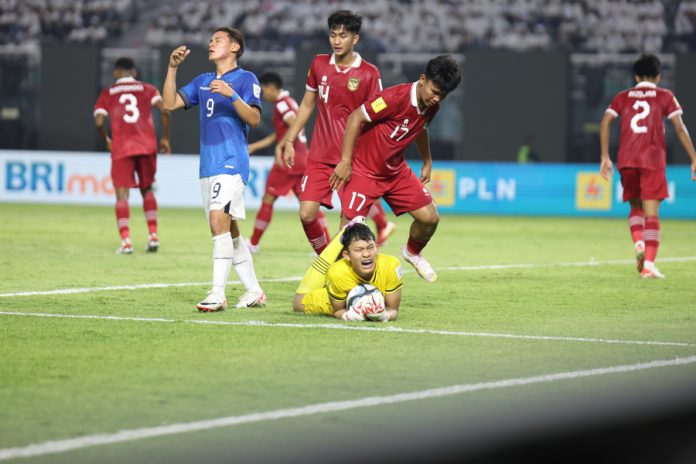 Aksi Ikram Al Giffari saat tampil dalam laga perdana antara Indonesia vs Ekuador pada Piala Dunia U-17 2023. (PSSI)