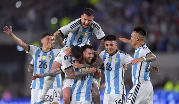 Argentina masih menempati posisi puncak klasemen dengan torehan poin terbanyak di penghujung akhir tahun 2023. Dalam Ranking FIFA 2023 terbaru, Argentina berhasil meraih peringkat satu. (Foto: FIFA)