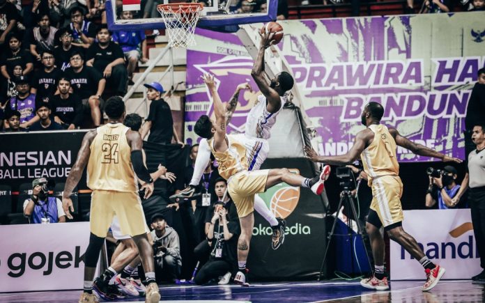 Kesatria imbangi permainan Prawira di penampilan debut perdananya pada pekan pertama liga Indonesia Basketball League (IBL) 2024. (Foto: IBL)