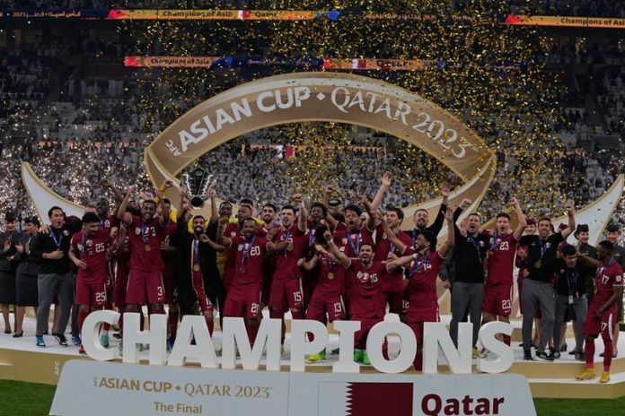 Qatar sukses meraih gelar juara Piala Asia 2023 usai taklukan Yordania di babak final dengan skor 3-1. (Foto: AP Photo/Thanassis Stavrakis)