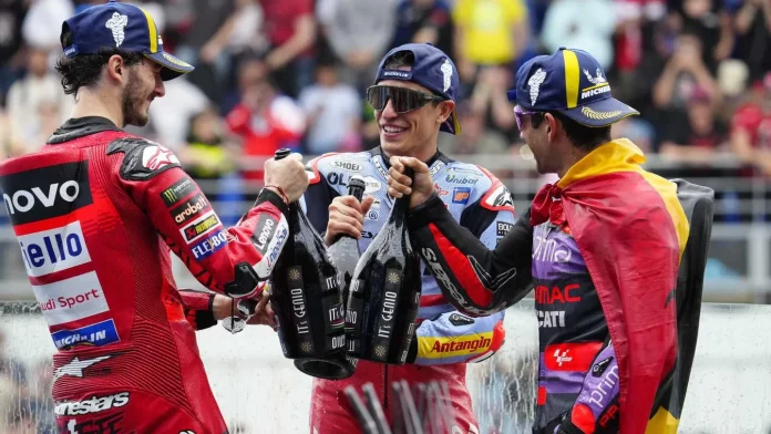 Marc Marquez bersama dua jagoan Ducati, Jorge Martin dan Francesco Bagnaia. (Foto: MotoGP)