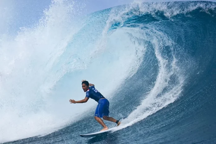 Atlet selancar Indonesia, Rio Waida, berhasil melaju ke babak 16 besar kejuaraan Liga Surfing Dunia World Surfing League (WSL) di Saquarema, Rio de Janeiro, Brasil. (Foto: AFP/Jerome Brouillet)