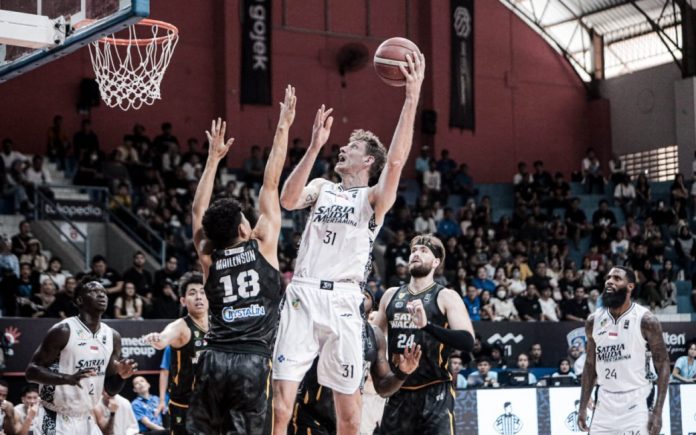 7 pemain Satria Muda Pertamina Jakarta yang berhasil menujukkan dominasi dengan mencetak double-digit poin pada IBL 2024 pekan ke-23 saat melawan Satya Wacana Salatiga dengan skor akhir 112-68. (Foto: IBL)