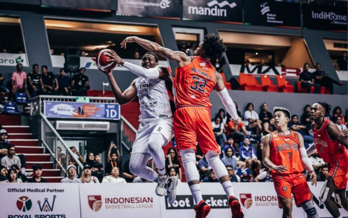 Dewa United Banten mengukirkan kemenangan dramatis atas Pelita Jaya Jakarta di IBL 2024, Sabtu malam (22/6) dengan skor akhir 93-70. (Foto: IBL)