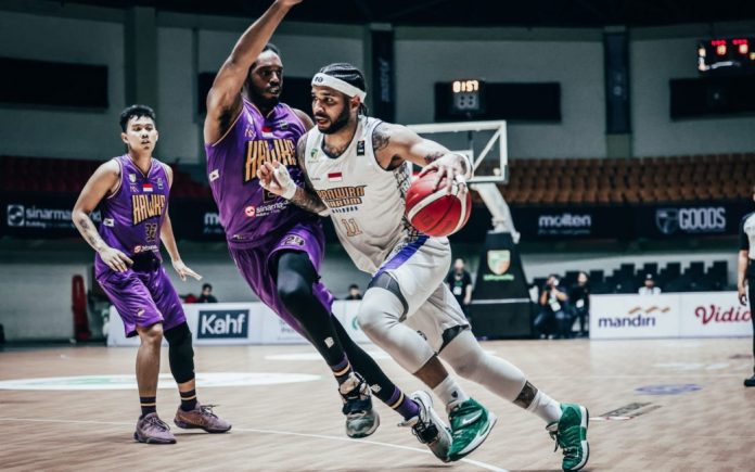 Tangerang Hawks Basketball menutup musim mereka dengan kekalahan telak 63-78 dari Prawira Harum Bandung pada pertandingan hari pertama liga basket IBL 2024 pekan ke-18 di Indoor Sport Center, Tangerang, pada Rabu malam (26/6). (Foto: IBL)