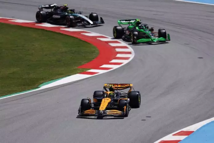 Pembalap McLaren Lando Norris merebut posisi pole pada sesi kulifikasi F1 Grand Prix Spanyol. (Foto: Reuters/Susana Vera)