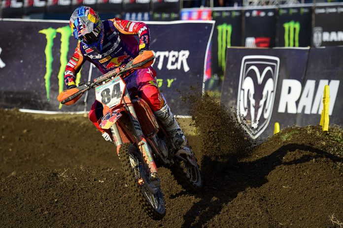 Pembalap asal Belanda, Jeffrey Herlings sukses memimpin hasil sesi kualifikasi kejuaraan motocross dunia, MXGP Indonesia 2024 yang berlangsung di Sirkuit Selaparang, Mataram, Lombok, Nusa Tenggara Barat, Sabtu (29/6). (Foto: MXGP)