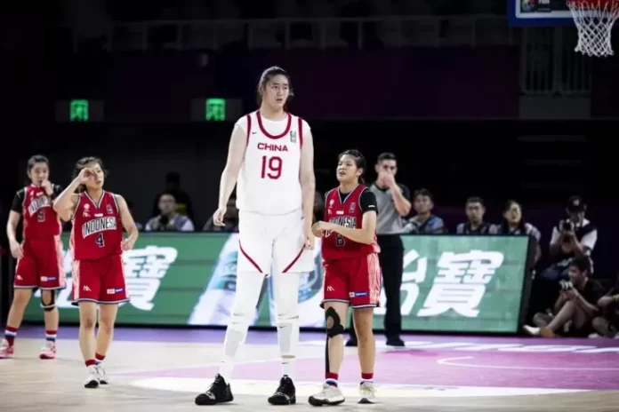 Zhang Ziyu, pebasket wanita dengan tinggi 220 cm yang viral usai tampil membela China melawan Indonesia pada laga basket FIBA U-18 Womens Asia Cup 2024. (Foto: @MickRandallHS)