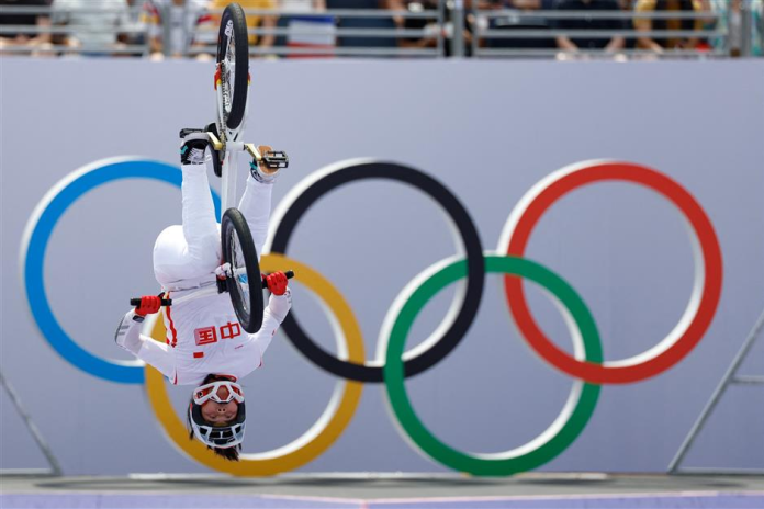 Deng Yawen sumbang medali pertama untuk cina pada turnamen balap sepeda gaya bebas BMX putri di Olimpiade Paris 2024. (Foto: AFP)