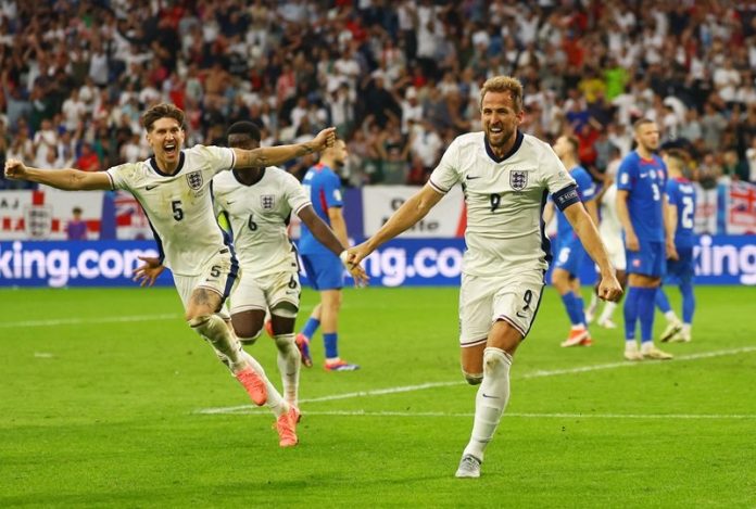 Timnas Inggris berhasil melaju ke perempat final Euro 2024 usai menang 2-1 atas Slovakia dalam laga babak 16 besar yang berlangsung di Veltins Arena, Gelsenkirchen, pada Senin dini hari WIB. (Foto: Reuters/Kai Pfaffenbach)