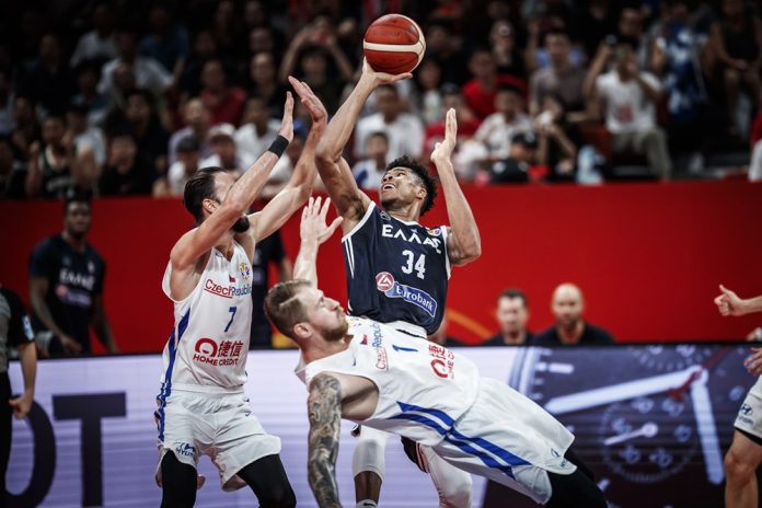 Pemain terbaik yang menjadi sorotan dalam pertandingan pertama basket putra Olimpiade 2024 di Paris. (Foto: FIBA)