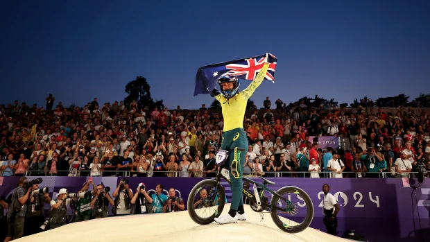 Saya Sakakibara dari Australia berhasil meraih medali emas pada balapan BMX Racing putri di Olmpiade 2024. (Foto: Tim de Waele/Getty Images)