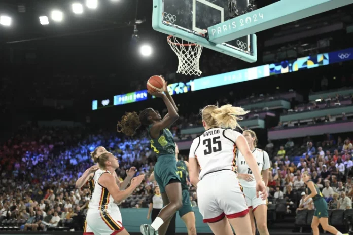 Ezi Magbegor sukses mengatarkan Australia meraih medali pertama sejak London 2012 pada pertandingan final perebutan medali perunggu basket putri Olimpiade 2024. (Foto: Eddie Jim)