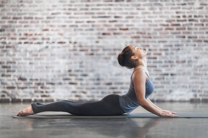 Stretching atau peregangan yang efektif pasca latihan. (Foto: Technogym)