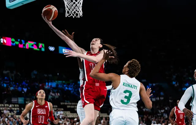 Timnas Amerika Serikat berhasil melaju ke semifinal usai raih kemenangan atas Nigeria dengan skor 88-74 dalam pertandingan perempat final basket putri Olimpiade 2024 yang digelar pada Rabu, 7 Agustus 2024, di Bercy Arena. (Foto: FIBA)