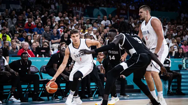 Dua pemain bintang Serbia, Nikola Jokic dan Bogdan Bogdanovic jadi kunci utama Serbia dalam menghadapi tim-tim terbaik di liga basket Olimpiade 2024 putra. (Foto: FIBA)