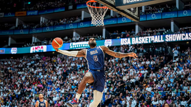 LeBron James raih gelar MVP usai mengatarkan AS pertahanakan medali emas di laga final basket putra Olimpiade Paris 2024. (Foto: FIBA)