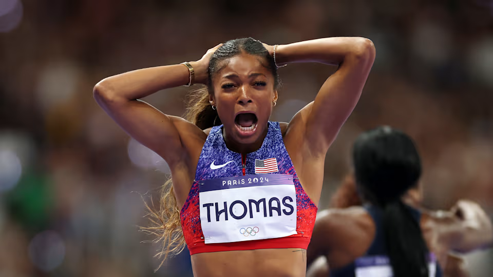 Ekspresi kemenagan Gabby Thomas usai raih medali emas lari nomor 200 meter putri di Olimpiade Paris 2024. (Foto: Getty Images)