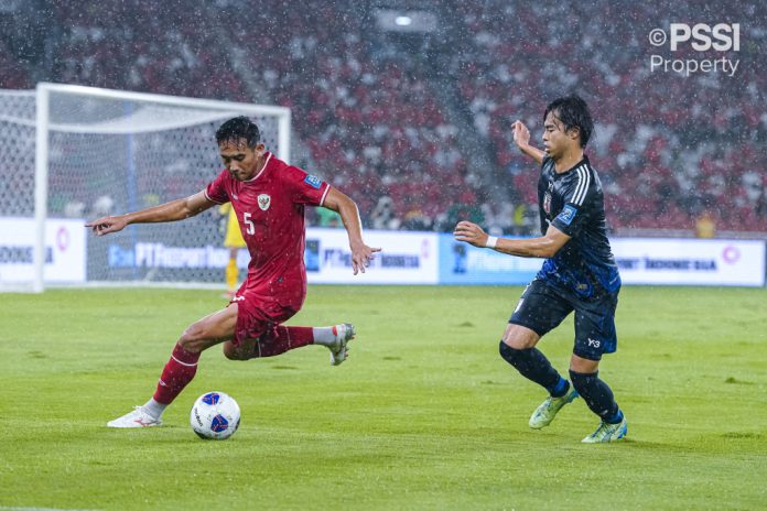 Aksi pemain timnas Indonesia, Rizky Ridho saat laga melawan Jepang di Kualifikasi Piala Dunia 2026 di Stadion Utama Gelora Bung Karno (15/11). (Foto: PSSI)